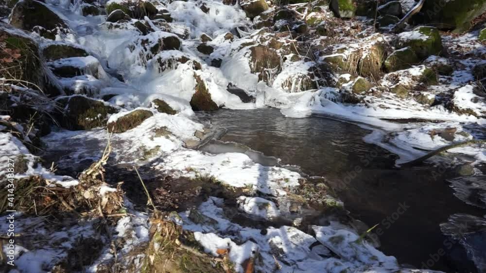 Leyenbach-Wasserfall im Winter mit Eis und Schnee Leyenbach-Wasserfall im Winter mit Eis und Schnee