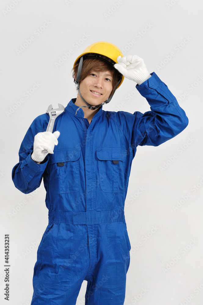 工具を持って笑う作業員 工具を持って笑う作業員