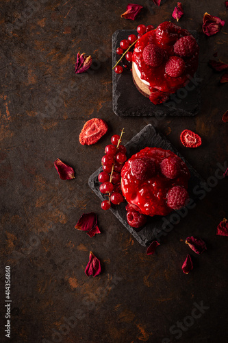 Fototapeta Naklejka Na Ścianę i Meble -  cheesecake with raspberry