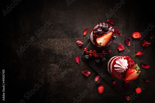 Fototapeta Naklejka Na Ścianę i Meble -  Mini round strawberry cheesecake