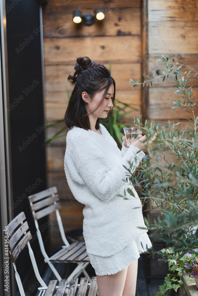 朝起きて水を飲む女性 朝起きて水を飲む女性