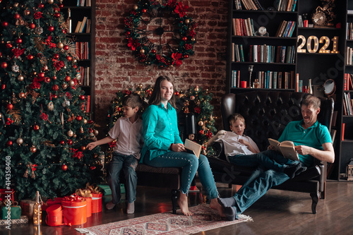 A family with three children decorates a Christmas tree © allaeliseeva