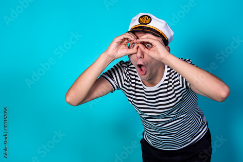 Schilderij op canvas Funny experienced sailor ready for marine travel