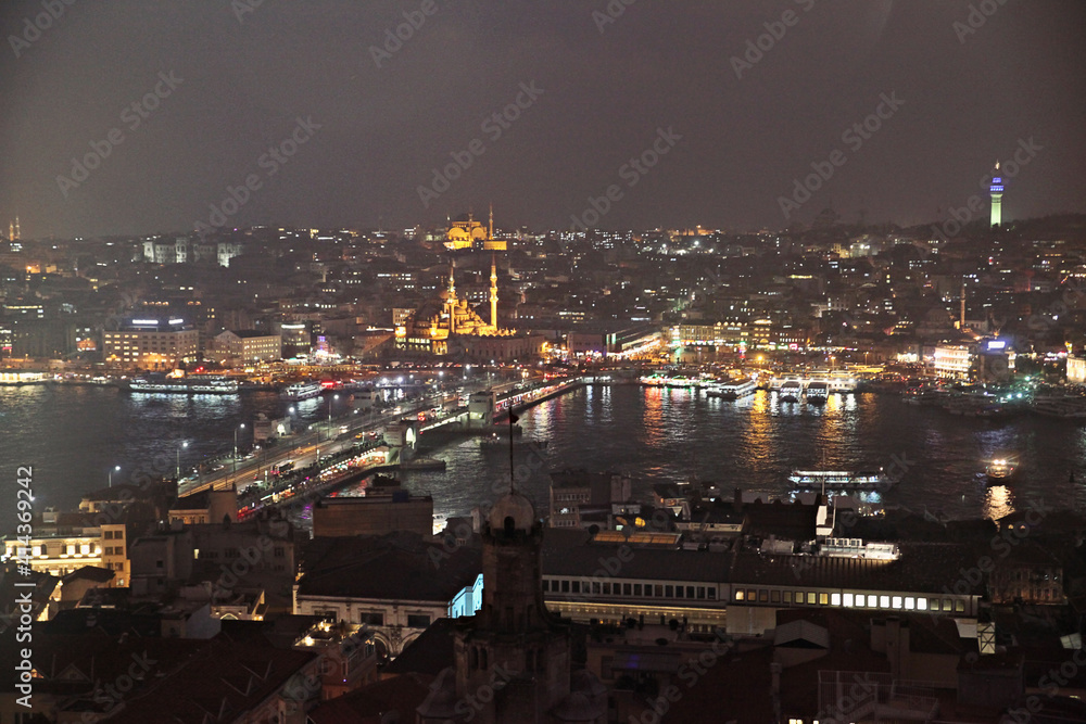 İstanbul at night with bridges and mosques