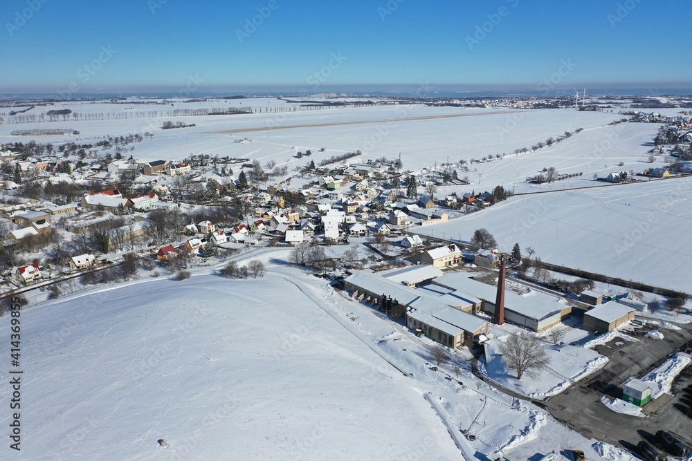 Kleinstadt mit Gewerbebetrieb im Winter