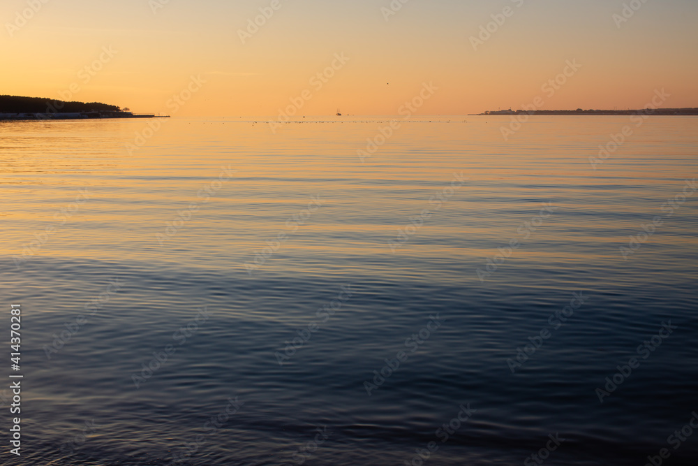 Fototapeta premium Yellow sunset on the sea