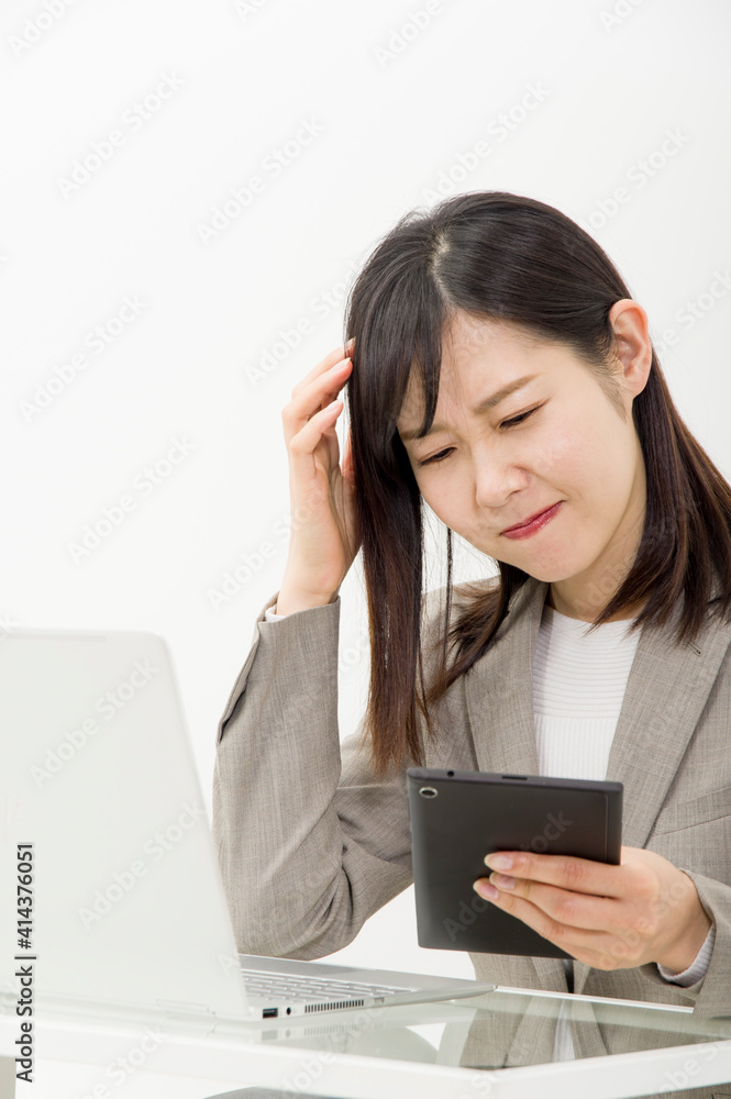 オフィスでPCを使って仕事をする女性 オフィスでPCを使って仕事をする女性