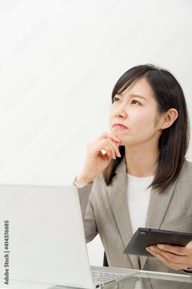 オフィスでPCを使って仕事をする女性