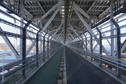 海を渡る橋の中 © ユウダイ タニガワ