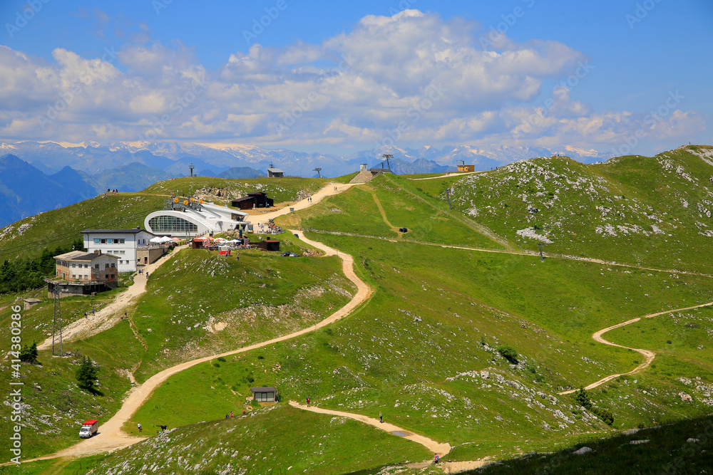 Monte Baldo Bergstation mit Wanderwegen, Italien, Europa