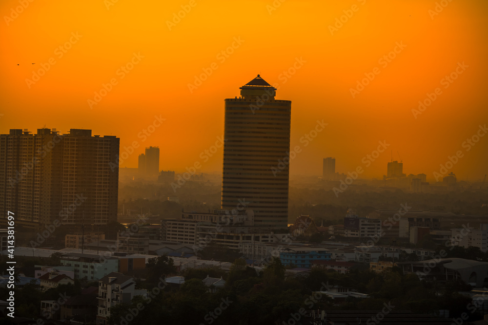 Fototapeta premium panoramic high-angle evening background of the city view,with natural beauty and blurred sunsets in the evening and the wind blowing all the time,showing the distribution of city center accommodation