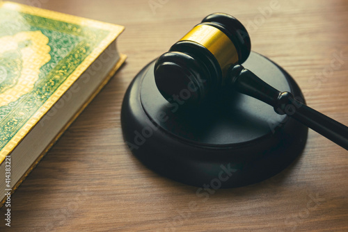 Canvas Print Sharia or Islamic law concept with gavel and Quran on wooden background