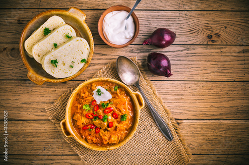 Foto Hungarian Szegedin Goulash with pickled white cabbage (sauerkraut) and bread dum