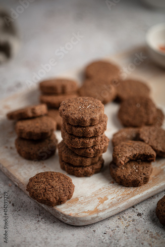 Pile de petits sablés biscuits au cacao faits maison