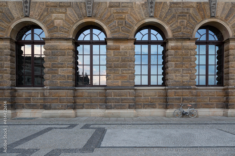 Fassade mit Rundbogen- und Sprossenfenstern Fassade mit Rundbogen- und Sprossenfenstern