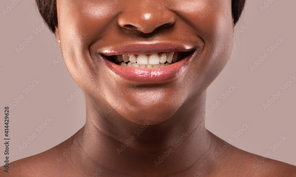 Fototapeta premium Closeup Portrait Of Beautiful African American Woman With Perfect Smile