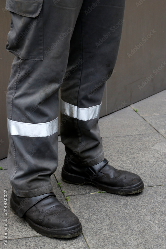 Fireproof uniform to work under dangerous conditions Fireproof uniform to work under dangerous conditions