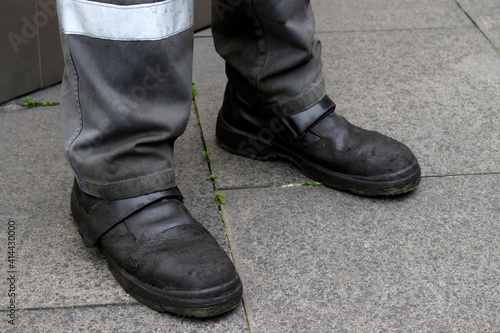 Fireproof uniform to work under dangerous conditions