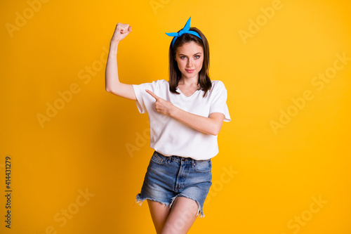 Canvas-taulu Photo portrait of pretty girl wearing headband t-shirt shorts pointing at strong