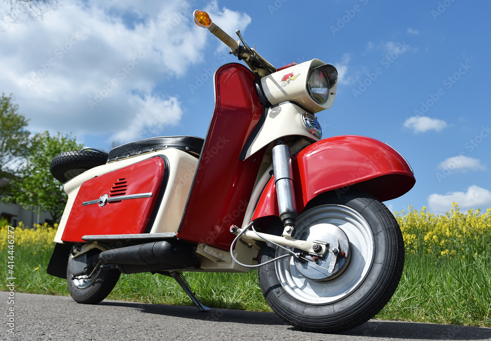 Fototapeta premium Motorroller Troll