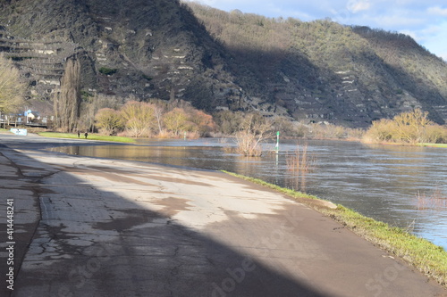 zurückgehendes Hochwasser der Mosel bei Kobern-Gondorf photo