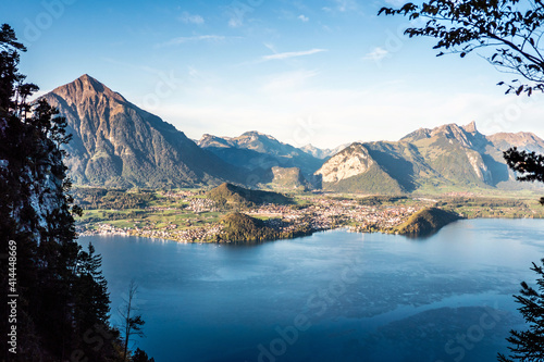 Spiez mit Bucht und schweizer Alpen, Niesen, Berner Oberland und Thunersee, Bern, Schweiz