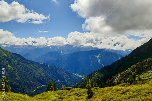 Bellissimo panorama delle montagne dal sentiero che porta al rifugio segantini nella val Nambrone in Trentino, viaggi e paesaggi in Italia