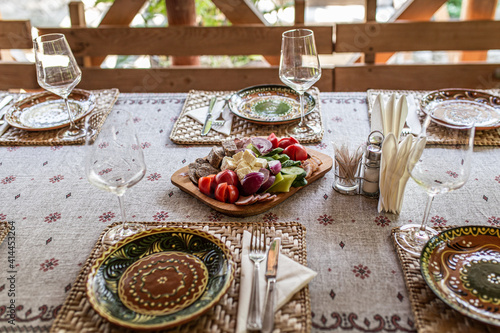 Un tavolo imbandito ricco di cibo tradizionali