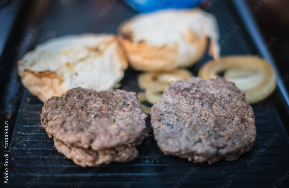 Minced meat slices and grilled for picnic burgers.
Minced meat slices and grilled for picnic burgers.