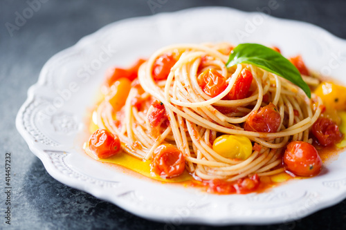 Obraz na płótnie rustic italian cherry tomato spaghetti pasta blur defocused w salonie