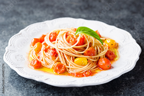 Obraz na płótnie rustic italian cherry tomato spaghetti pasta w salonie