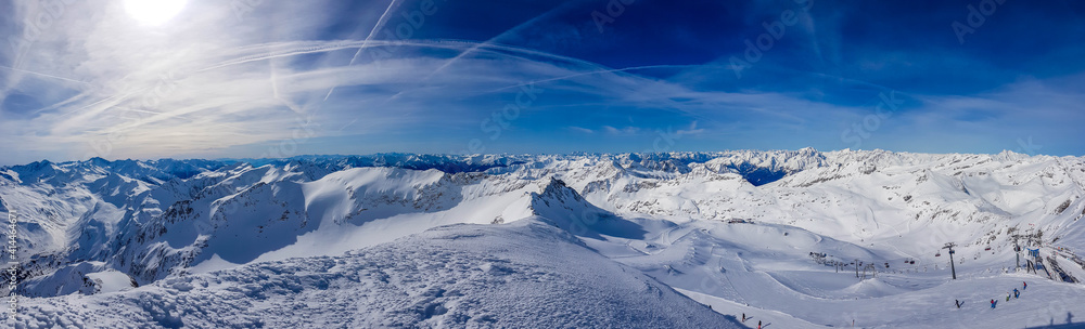 Obraz premium Beautiful and serene landscape of mountains covered with snow in Moelltaler Gletscher, Austria. Thick snow covers the slopes. Clear weather. Perfectly groomed slopes. Massive ski resort.