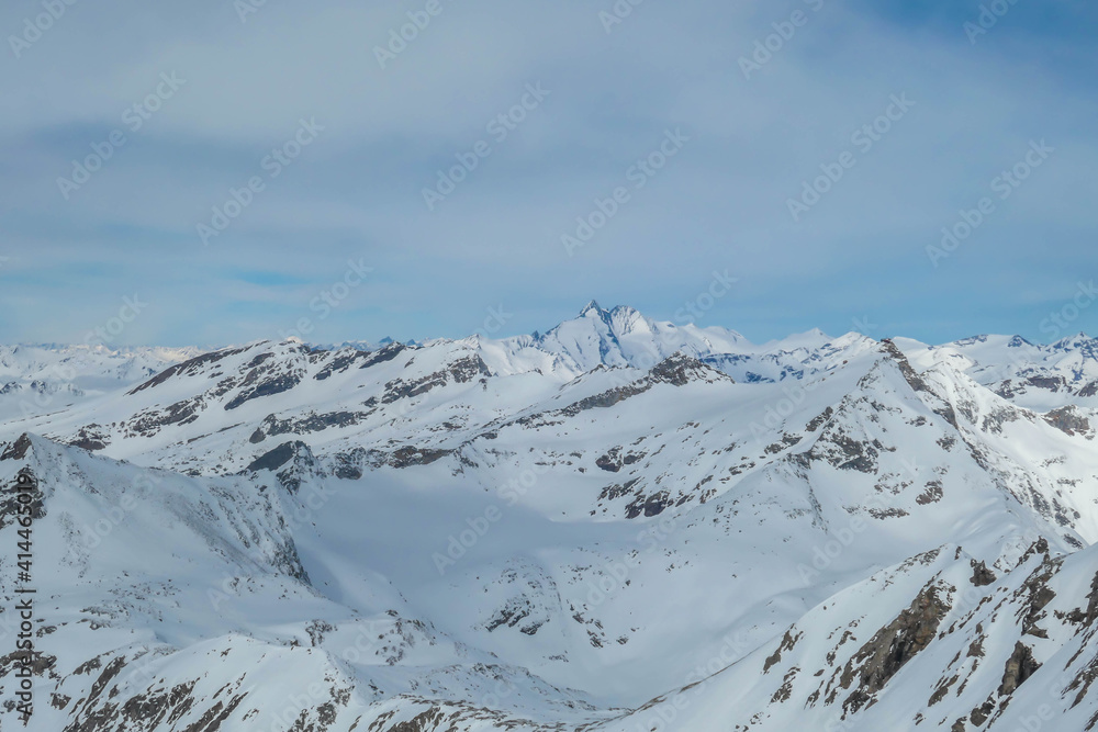 Obraz premium Beautiful and serene landscape of mountains covered with snow in Moelltaler Gletscher, Austria. Thick snow covers the slopes. Clear weather. There is a fog in the valley.