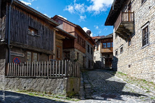 Fototapeta Naklejka Na Ścianę i Meble -  Stone houses of traditional architecture and cobble-stone narrow street in the town of Metsovo, Greece