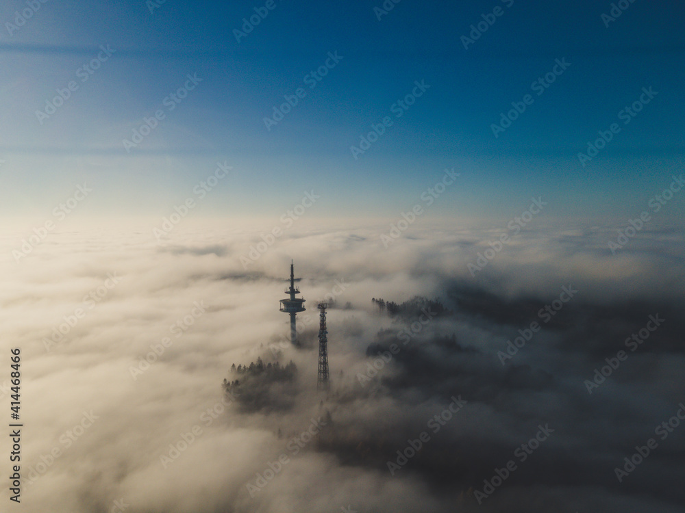 Obraz premium Alarmstange Ransbach-Baumbach im Nebel