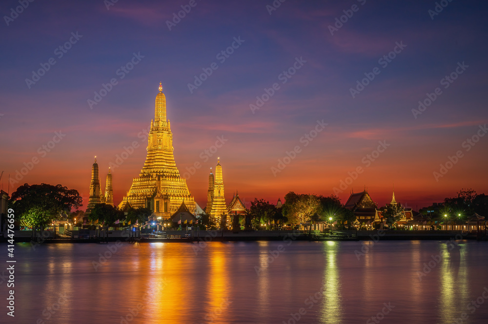 Naklejka premium Bangkok - Thailand 10 January 2021: Wat Arun Ratchawararam Temple at twilight in Bangkok, Thailand.