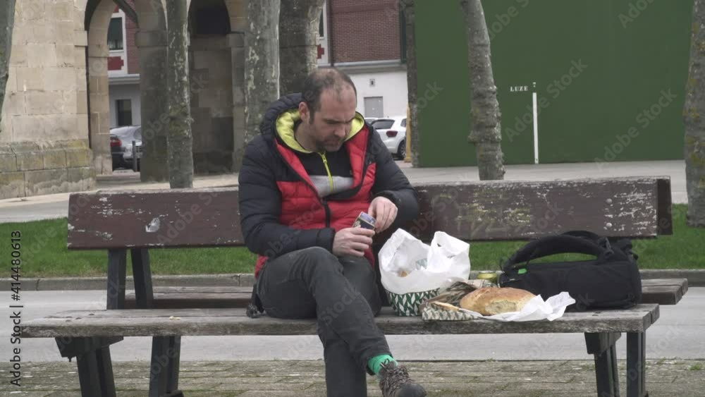 Joven trabajador caucásico está comiendo en el parque porque el restaurante está cerrado