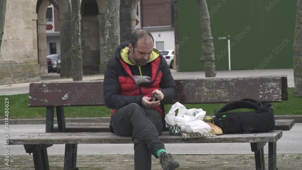 Joven trabajador caucásico está comiendo en el parque porque el restaurante está cerrado