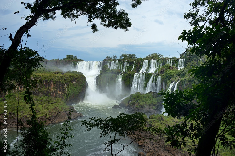 Argentina, Iguazu Falls stretch for 2.7 km and include hundreds of other waterfalls.
All around the falls is the Iguazú National Park, a subtropical rainforest full of wildlife