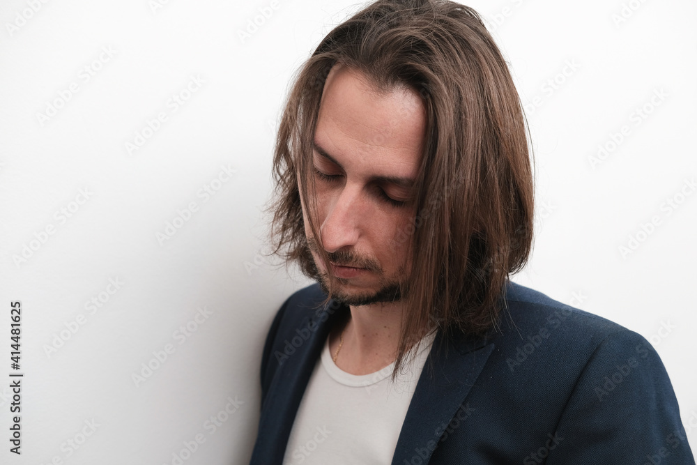Porträt Mann mit Frisur und langen Haaren Porträt Mann mit Frisur und langen Haaren