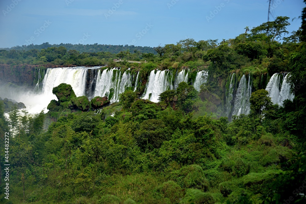 Argentina, Iguazu Falls stretch for 2.7 km and include hundreds of other waterfalls.
All around the falls is the Iguazú National Park, a subtropical rainforest full of wildlife