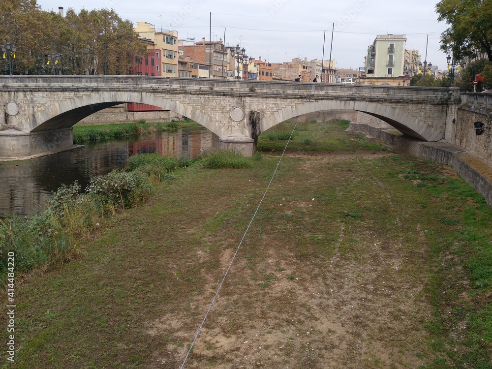 Emblemático Puente de Piedra (s. XIX) en Girona, sobre el río Onyar, con la catedral y la iglesia de Sant Feliu al fondo. Emblemático Puente de Piedra (s. XIX) en Girona, sobre el río Onyar, con la catedral y la iglesia de Sant Feliu al fondo.
