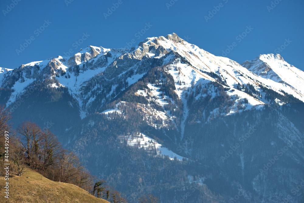 Wunderschöne Berglandschaft zur Winterzeit in Wartau im Sankt Galler Rheintal in der Schweiz 10.1.2021