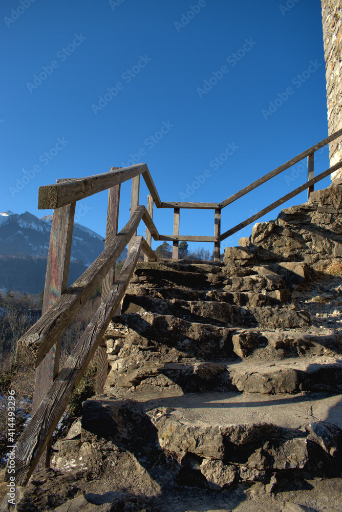 Treppe zum Eingang der Burgruine in Wartau in der Schwiz 10.1.2021