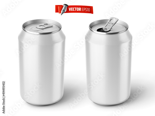 Canettes de soda blanches vectorielles sur fond blanc