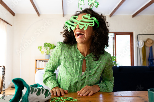 Canvastavla Caucasian woman dressed in green with shamrock glasses for st patrick's day laug