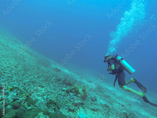 Plongeur sous marin aux îles Gili, Indonésie