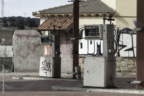 Foto Abandoned gas station near a secondary road