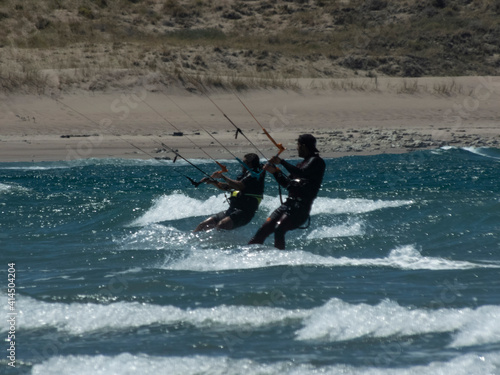 Kitesurf en la costa de playas doradas en Sierra Grande, Rio negro