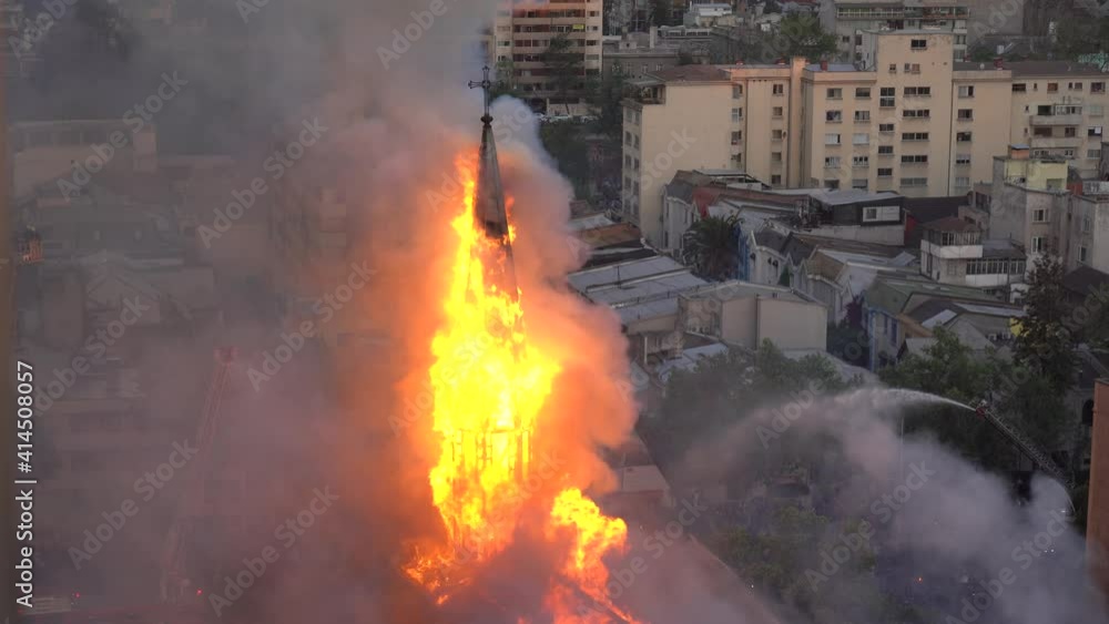Iglesia en llamas el 18 de Octubre Chile
